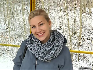 blonde amateur Am Bahnhof Geschwangert big tits